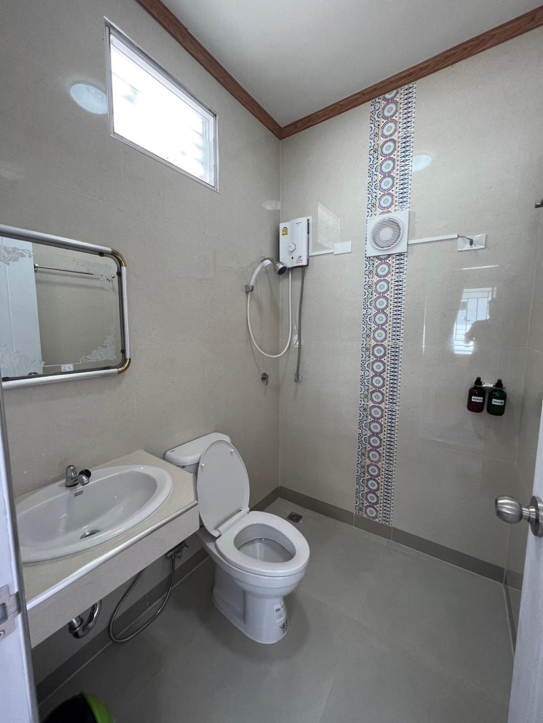 Bualuang Hotel أنغ ثونغ المظهر الخارجي الصورة